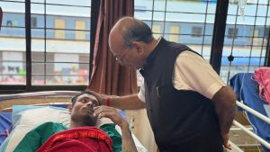 कोलकाता के SSKM अस्पताल में तारातला हादसे के घायलों और उनके परिजनों से मुलाकात कर डॉक्टरों को निर्देश देते मंत्री डॉ. अजय कुमार पोद्दार।